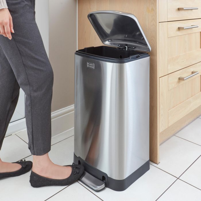 Black + Decker 30-Liter Stainless Steel Pedal Bin , 1 pc